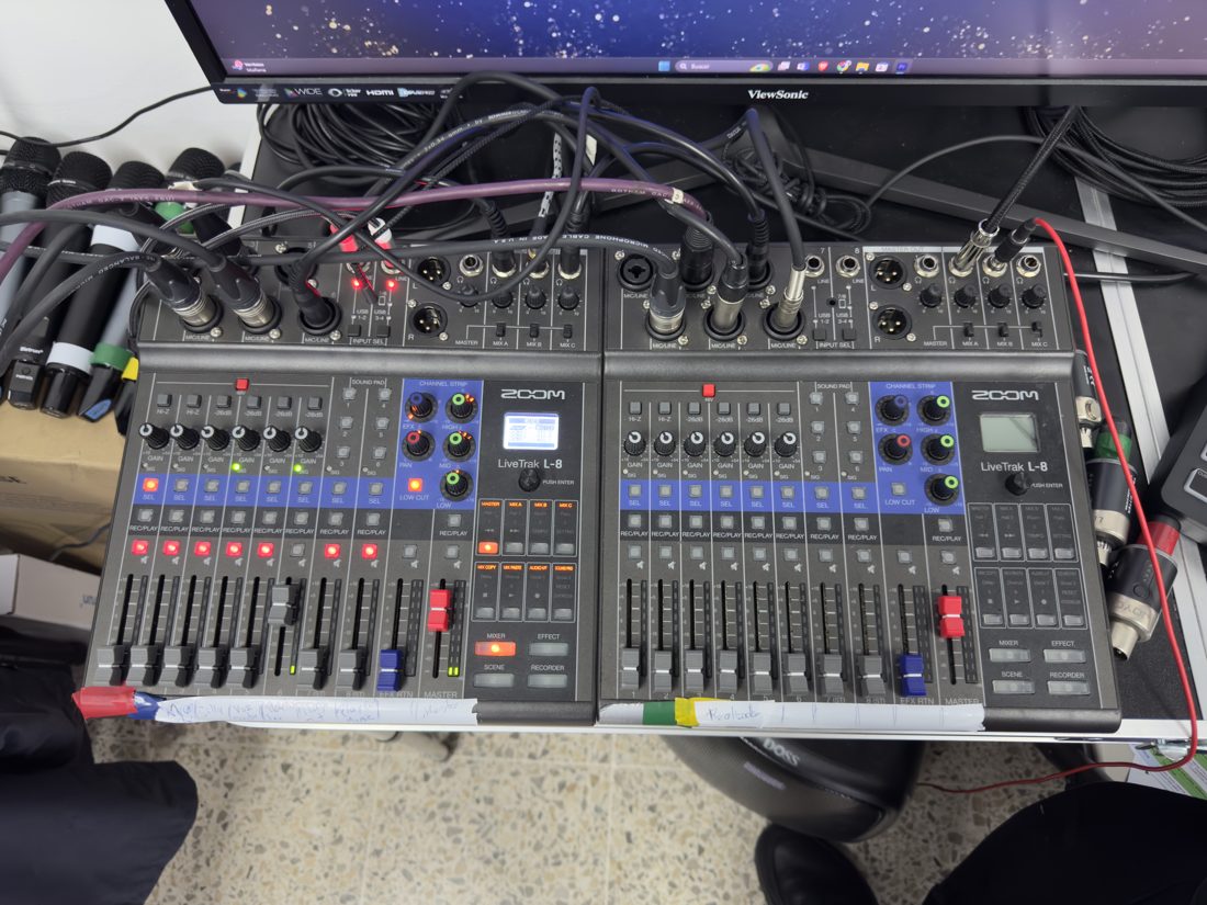 Mezcladora digital de audio con cableado de producción
