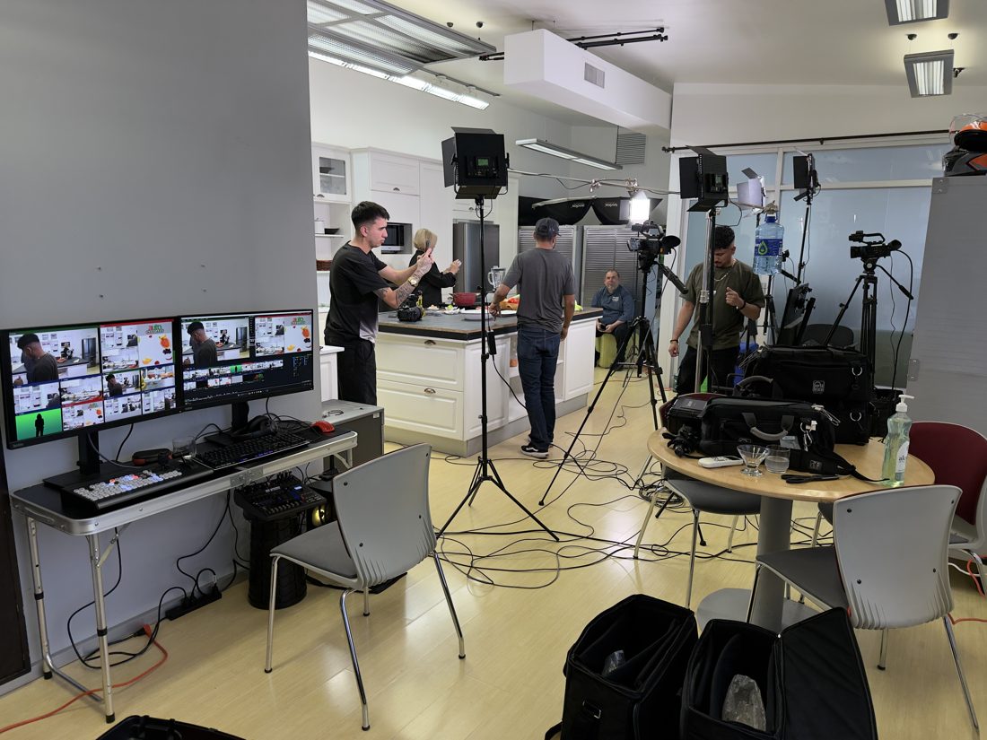Producción multicámara de un programa de cocina con monitores y luces