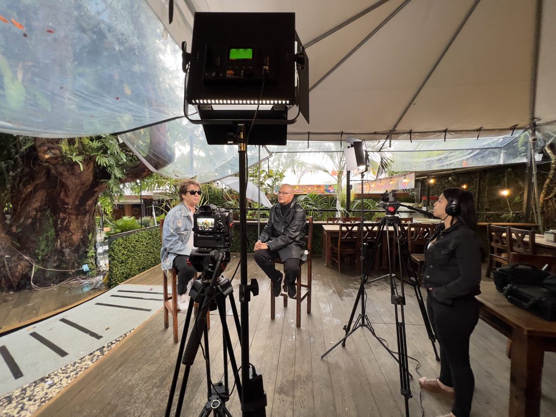 Entrevista grabada en terraza con luces y dos cámaras
