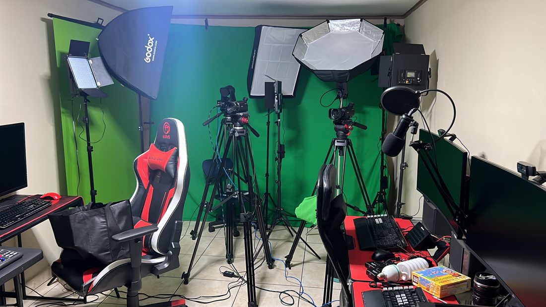 Set de podcast con croma, luces y cámaras