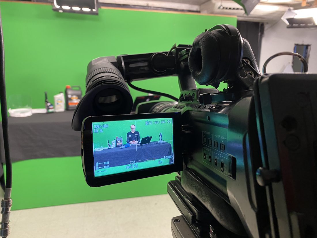 Cámara grabando en set virtual con pantalla verde